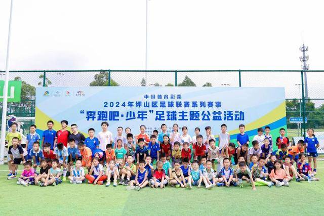 西甲-罗贝托双响莱万助攻 巴萨3-2阿尔梅里亚
